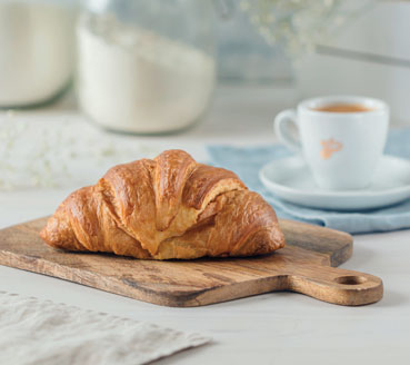 Ku káve si dajte croissant