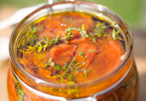 Nakladané pečené paradajky s tymianom a cesnakom