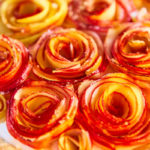 Krehká tortička s ružami z jabĺk