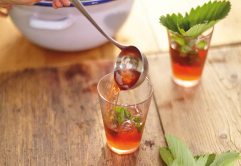 Jahodovo-bazalkový ľadový čaj