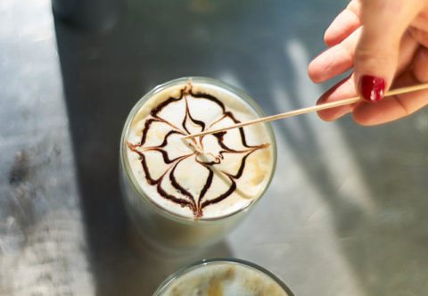 Káva s latte art sa lepšie predáva. Vyrobte si ju aj vy