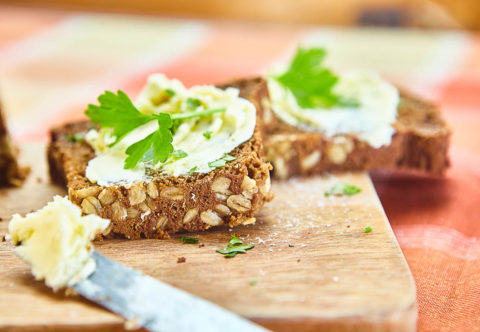 Tmavý chlieb s melasou a červenou pšenicou