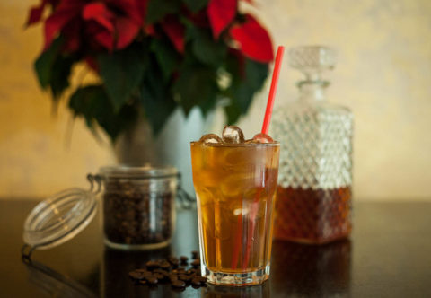 Vzájomné pôsobenie kávy a alkoholu v café toniku