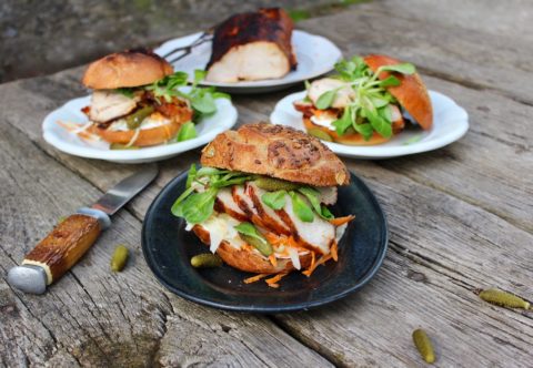 Vcelku grilované morčacie prsia v trojobale s kapustovým šalátom a cesnakovým dipom