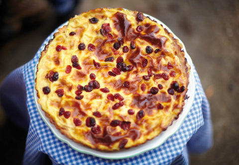 Jablkový koláč s domácim pudingom a brusnicami