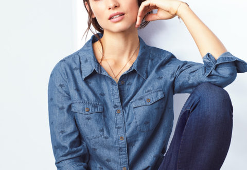Jedna denimová košeľa 4× inak