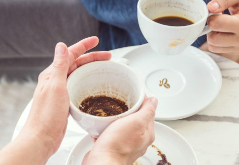 (Ne)praktický sprievodca veštením z kávovej usadeniny