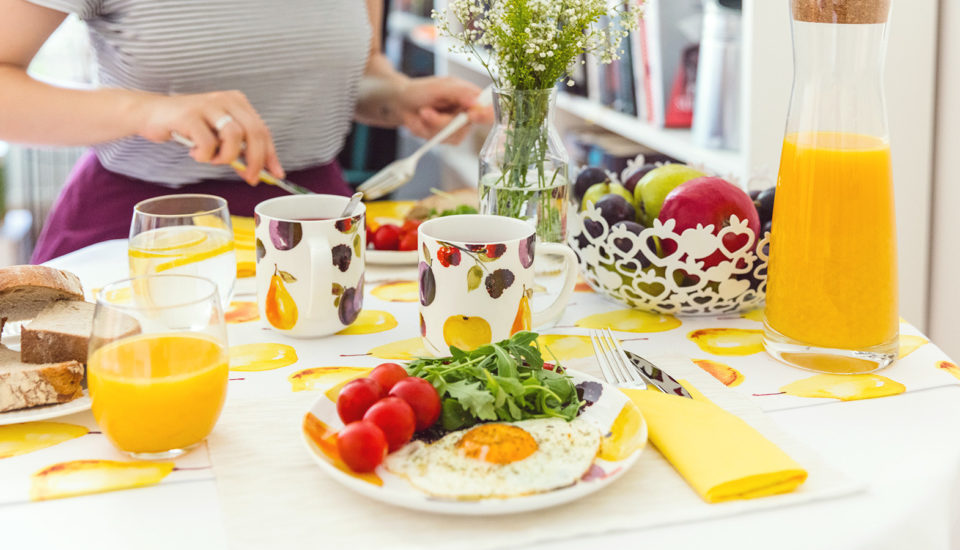 Ako pripraviť stôl na raňajky, ktoré premeníte na rande