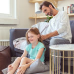 3 praktické návody, ako aj oteckovia môžu učesať dievčatká bez ťahania