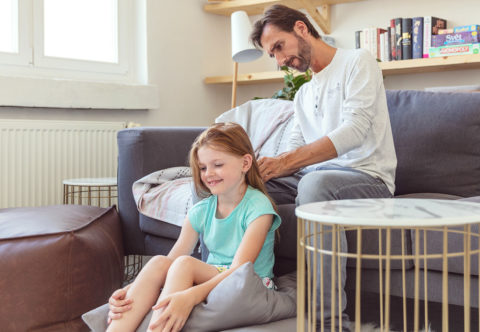 3 praktické návody, ako aj oteckovia môžu učesať dievčatká bez ťahania