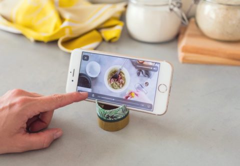 Vyrobte si šikovný stojanček na mobil