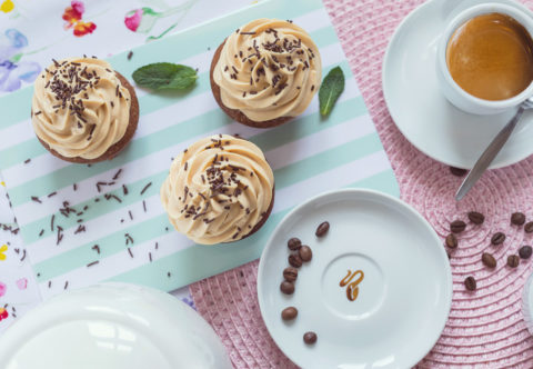 Kávové muffiny s karamelovým krémom