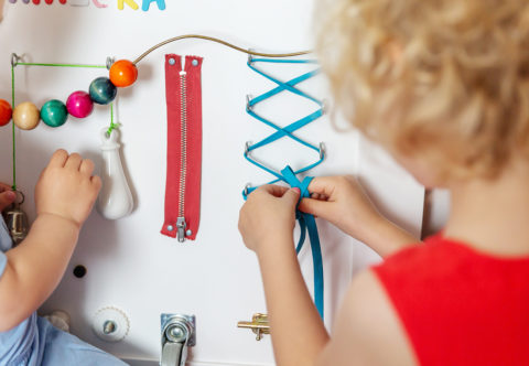 Vyrobte si „busy board“, rozvojovú tabuľu pre deti od jedného roku