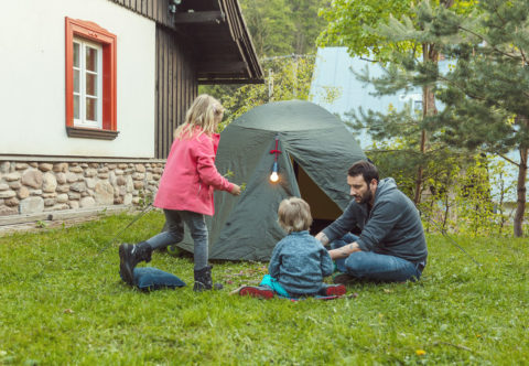 Letné dobrodružstvo pre deti: prespávačka a 3 malé hry k tomu