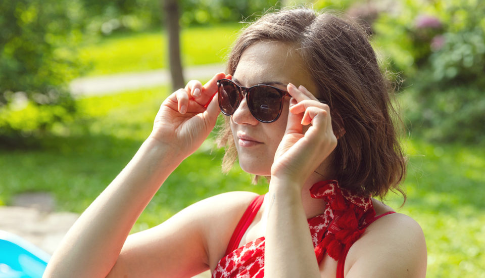 Viete si správne vyčistiť slnečné okuliare?