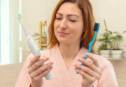 Je rozdiel medzi elektrickou a klasickou kefkou? Odpovedá dentálna hygienička
