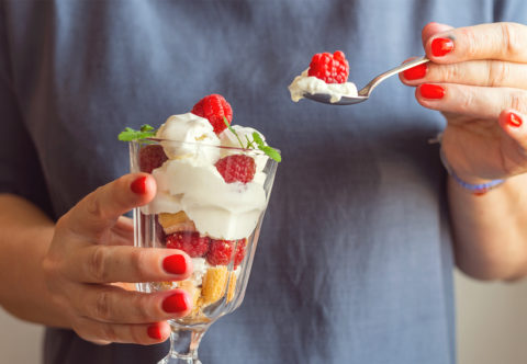 Svieži pohár plný krehkých pusiniek k popoludňajšej káve