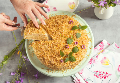 Medová torta s kávovým krémom. Osvedčená klasika, ktorú milujeme