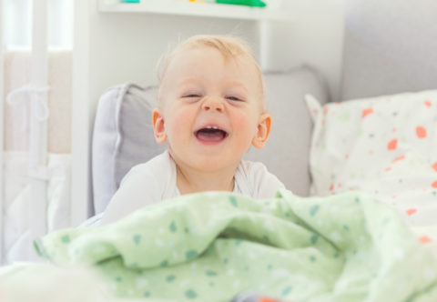 Pomoc! Naše dieťa takmer vôbec nespí! Ako aj napriek tomu fungovať?