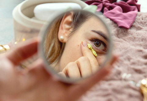 Ako na kruhy pod očami? Toto hovorí kozmetička o radách z internetu, ako sa ich zbaviť