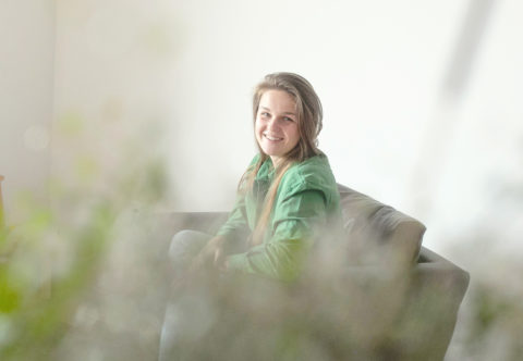 Pomáha ženám napraviť cyklus a hovorí: “Nie je normálne, aby menštruácia bolela.”