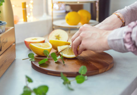 Vyskúšali sme babské rady na plný žalúdok. Čo skutočne pomáha?
