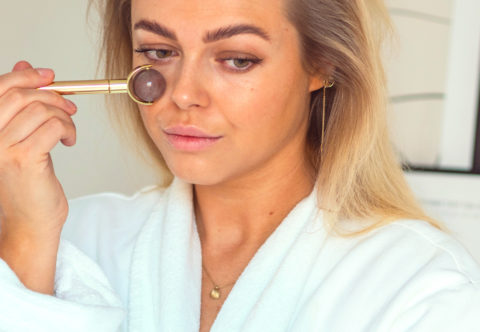 Päť krokov večerného relaxu pre pleť aj dušu: Naučte sa tvárovú masáž pomocou rolleru