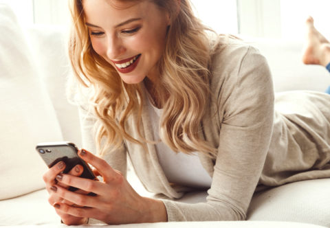 Čo hovorí odborník na zoznamovanie cez internet? A ako to vidia tí, ktorí zoznamky využívajú?