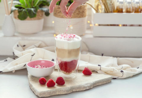 Latté s malinami a bielou čokoládou, ktoré si zamilujete nielen na Valentína