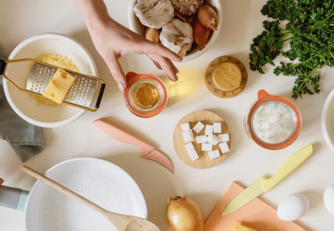 10 trikov, ktorými si uľahčujem varenie. Prečo sypem soľ do panvice a ako neslziť nad cibuľou?