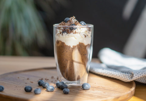 Sladké osvieženie: Vyšľahaná ľadová káva s čučoriedkami a čokoládovým ľadom