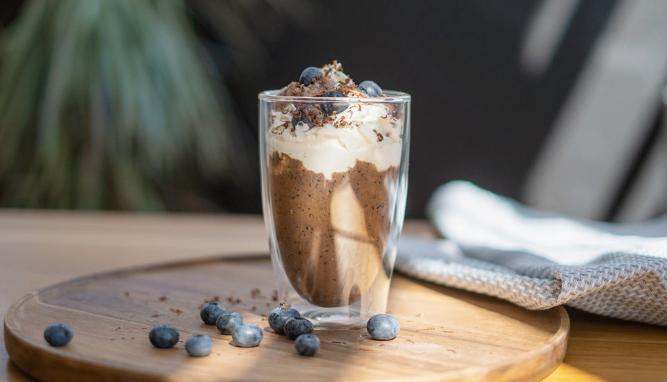 Sladké osvieženie: Vyšľahaná ľadová káva s čučoriedkami a čokoládovým ľadom