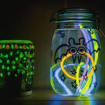 DIY pre deti: Efektné poháre na zaváranie, ktoré svietia v tme
