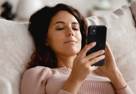 Vzťahy na sociálnych sieťach: Kde končí nablýskaná rozprávka?