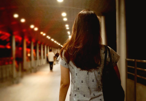 Bojíte sa vonku za tmy? Lektor sebaobrany radí, ako striasť agresora a nebyť ľahkým cieľom