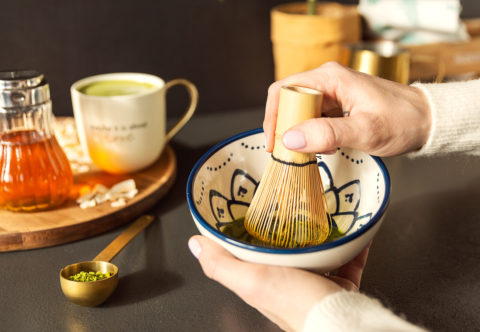 Tri hrejivé nápoje s čajom matcha: maslovo-škoricový, horúca čokoláda a zelené latté