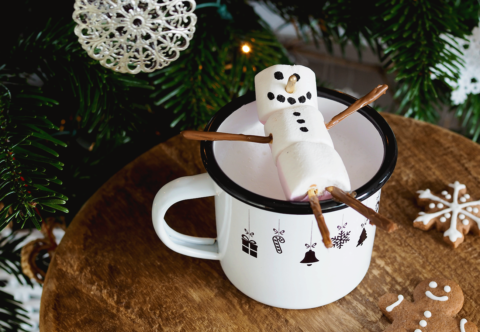 Babyccino pre deti, ktoré tiež chcú „kávičku“. Recept, tipy na zdobenie a jedlý snehuliak