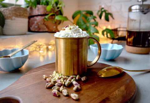 Korenenú kávu so šľahačkovou čiapkou a pistáciami si doprajem namiesto dezertu