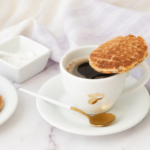 Zlepované vafličky: Nad hrnčekom horúcej kávy v nich nechávam rozpustiť karamel