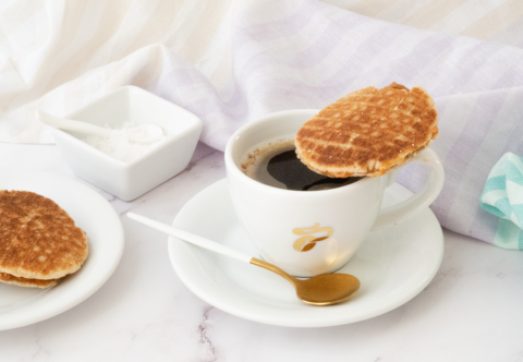 Zlepované vafličky: Nad hrnčekom horúcej kávy v nich nechávam rozpustiť karamel