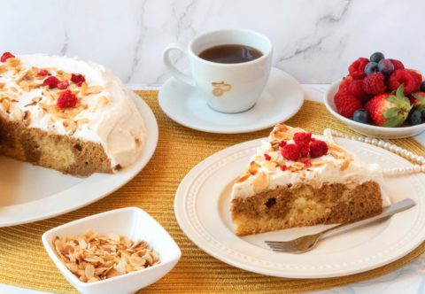 Trojmliečna torta je dezert, ktorý u nás všetci milujú. Skúste jej verziu s kávovým prelivom