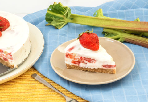 Osviežujúca torta, ktorú servírujem zmrazenú. Vyskúšajte ju s rebarborou a bazovým sirupom