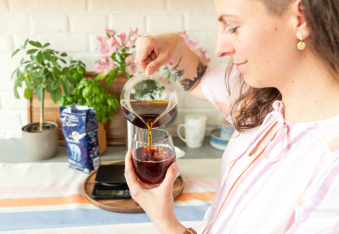 Flash brew je ľadová káva na japonský štýl. Tradične sa filtruje na ľad, ja ju robím aj so zmrznutými kockami mlieka