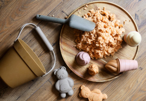 Hmota v štýle mesačného piesku zo surovín z kuchyne, s ktorou sa pohrajú najmenší