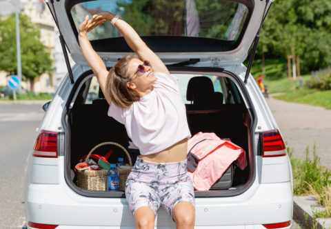 10 preťahovacích cvikov, ktoré pomáhajú pri dlhom cestovaní autom aj v lietadle