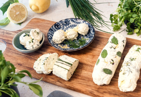 Recept na tri druhy bylinkových masiel, ktoré sú pri servírovaní pastvou aj pre oči