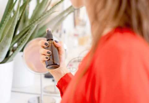 Recept na kvetinovú vodu do rozprašovača, ktorou si nielen v lete osviežujem pleť