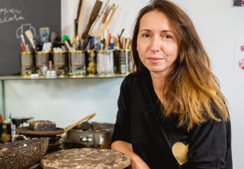 Dizajnérka tvorí predmety z kávy, ktoré časom zmiznú. A hovorí: Nie je nutné mať doma všetky veci navždy