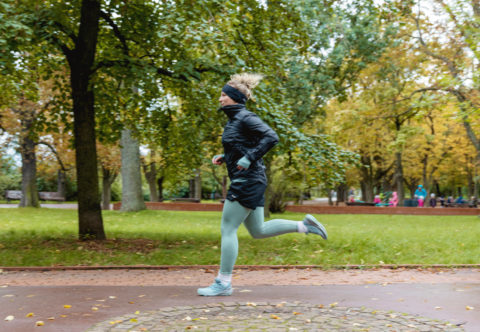 Vonkajšie športovanie v studenom a mokrom počasí. Čo mi poradila bežkyňa?