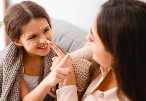 Prelom zimy a jari väčšinou prináša kiahne. Očkovať, alebo neočkovať a čo s nimi, keď sa objavia?